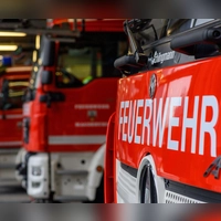 Insgesamt wurden bei dem Einsatz zwölf Feuerwehrleute verletzt.(Symbolbild)  (Foto: Klaus-Dietmar Gabbert/dpa)