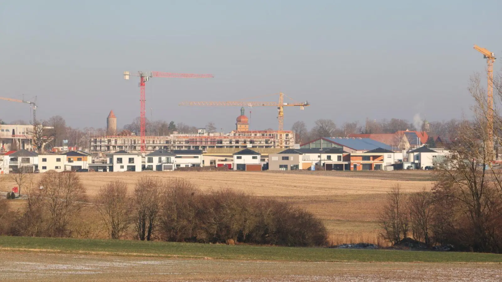 Jetzt ist der Satzungsbeschluss für den zweiten Abschnitt des Baugebiets Gaisfeld IV unter Dach und Fach. Die Aufträge für die Erschließung hat der Stadtrat gleich nach seiner Entscheidung vergeben. Ausgeschrieben worden waren sie bereits vor dem Beschluss. (Foto: Martina Haas)