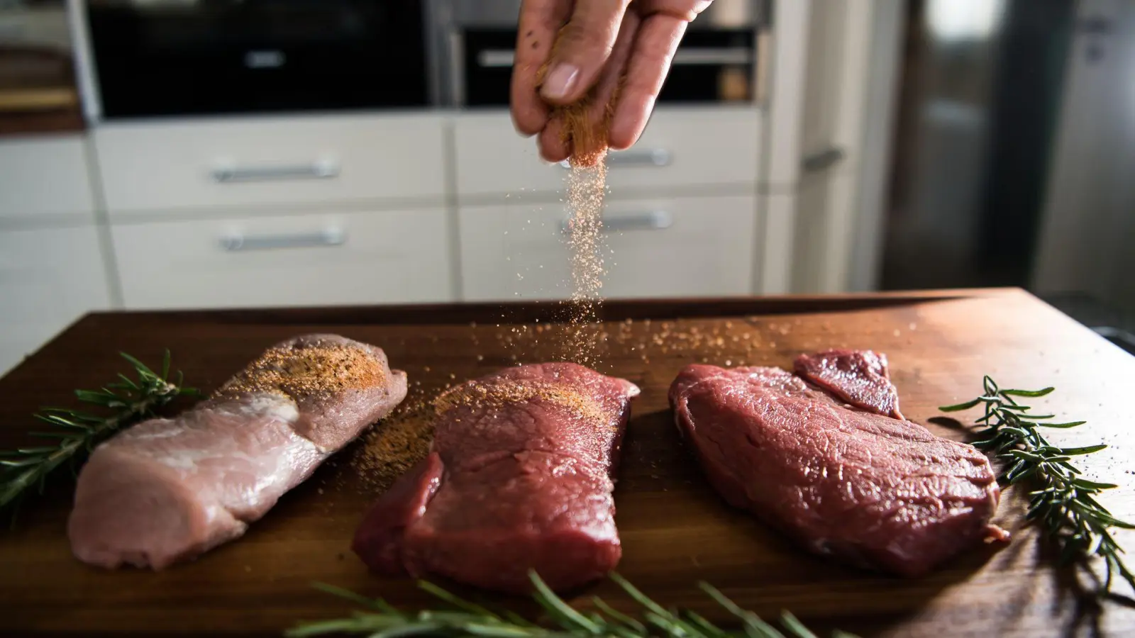 Zartes Fleisch gelingt auch ohne künstlichen Zartmacher - etwa mit Fleischklopfer oder selbstgemachter Marinade. (Foto: Andreas Arnold/dpa/dpa-tmn)