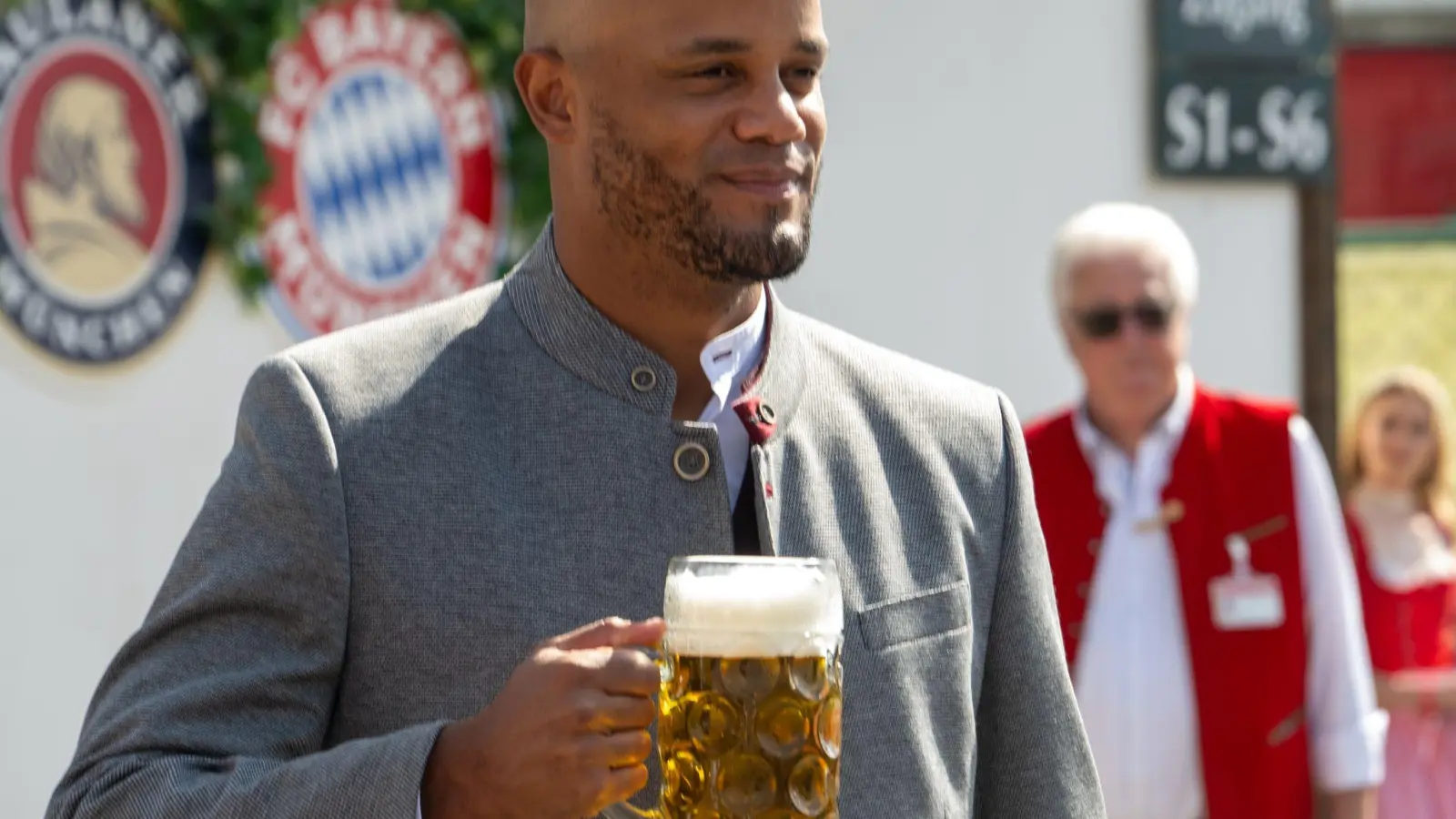 Prosit: Vincent Kompany bei seiner Oktoberfest-Premiere als Bayern-Coach. (Foto: Stefan Puchner/dpa)