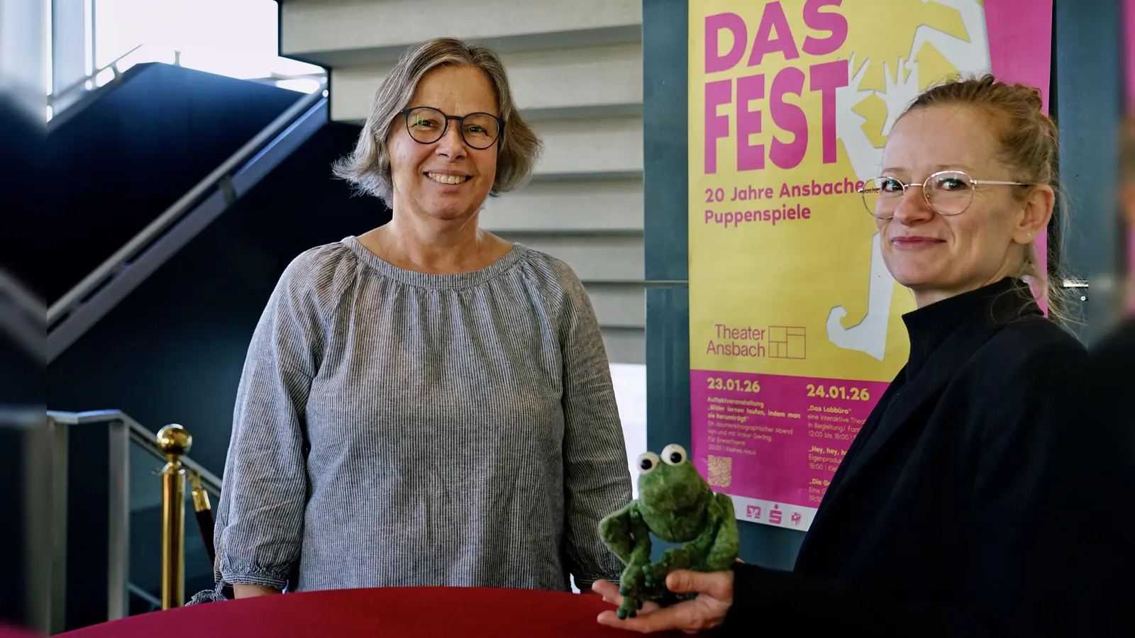 Freuen sich auf das Fest zum 20-jährigen Bestehen der Ansbacher Puppenspiele: Anke Merklein, die Gründerin der Reihe, und Sabine Effmert, die Leiterin der Puppenspiele. (Foto: Elke Walter)