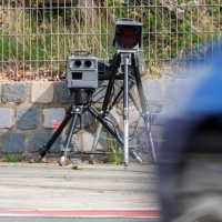 Die Polizei hat in Westmittelfranken bei Tausenden Autos das Tempo kontrolliert. (Symbolbild: Daniel Karmann/dpa)