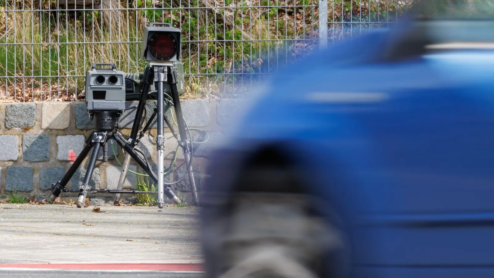 Bei Ohrenbach kontrollierte die Polizei am Freitag die Geschwindigkeit der Verkehrsteilnehmer. (Symbolbild: Daniel Karmann/dpa)