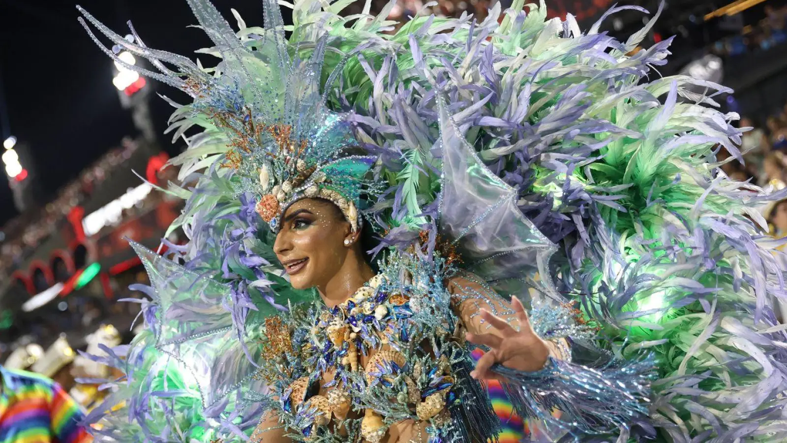 In Rio de Janeiro haben die weltberühmten Umzüge im Sambodrom begonnen.  (Foto: Fernando Souza/dpa)
