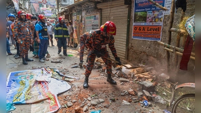 Ein Rettungsdienst-Mitarbeiter räumt nach einem Erdbeben die Trümmer von eingestürzten Gebäudeteilen weg.  (Foto: Abdul Goni/AP/dpa)