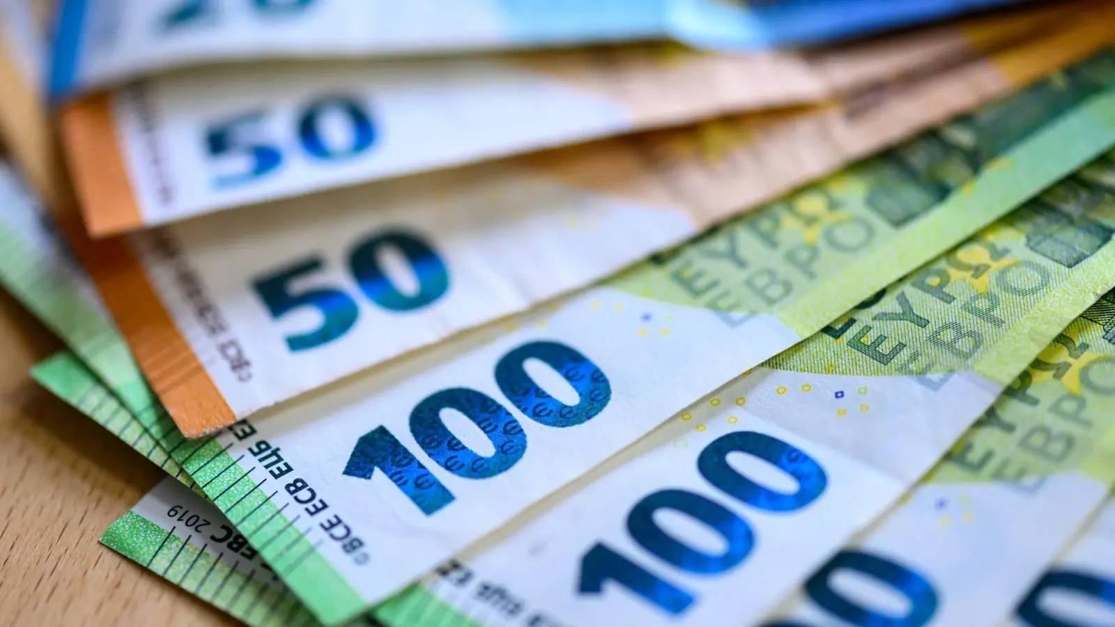 Die Superreichen häufen laut Oxfam immer mehr Vermögen an. (Symbolbild) (Foto: Hendrik Schmidt/dpa)