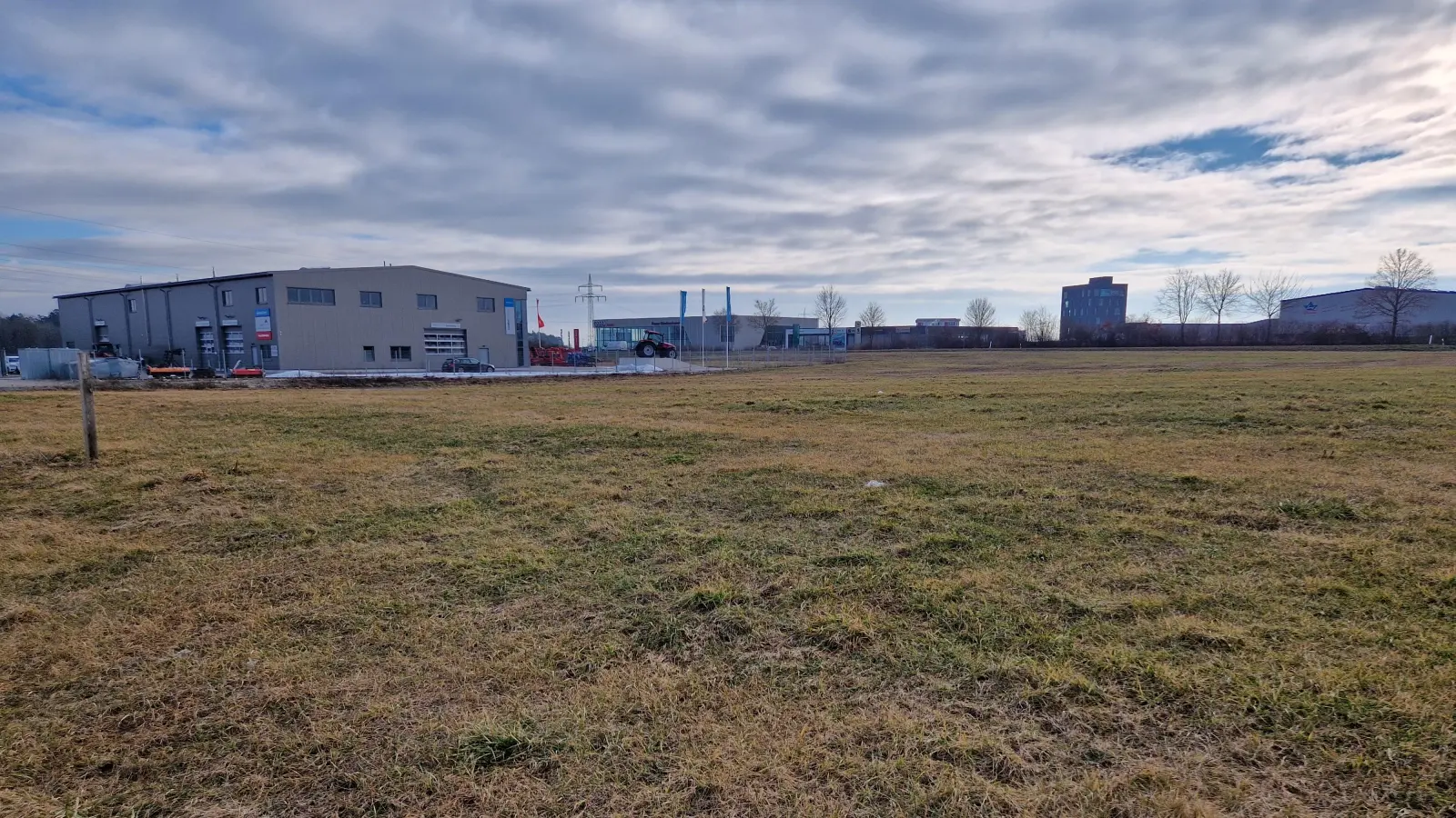 Unter anderem dieses Grundstück im Burgoberbacher Gewerbegebiet neben dem Traktoren-Hersteller Argo Tractors gehört der Cloppenburg-Gruppe. Dort soll einmal ein großes BMW-Autohaus entstehen. (Foto: Andrea Walke)
