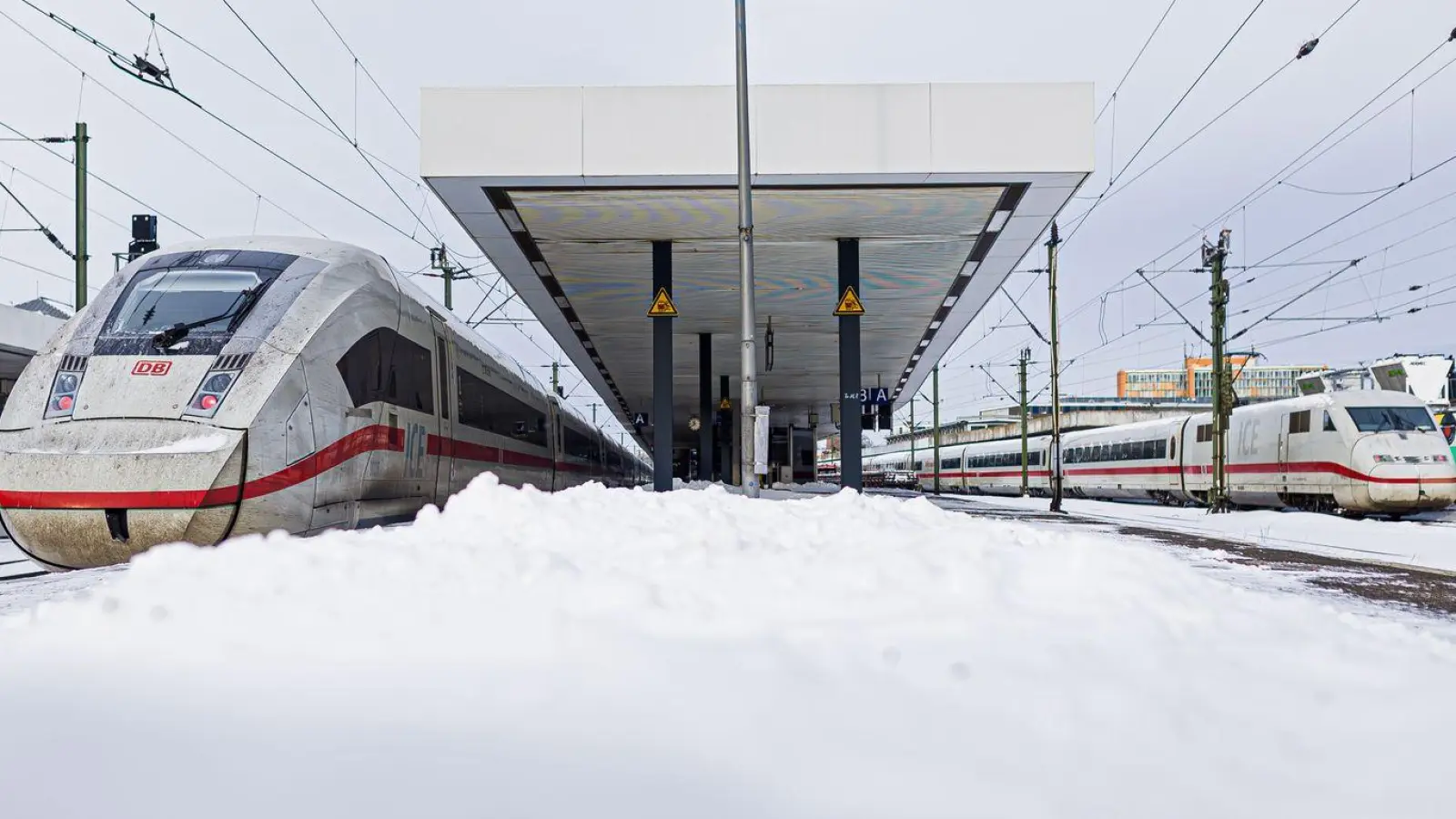 Der Fernverkehr auf den wetterbedingt gesperrten Hauptstrecken soll nun wieder anlaufen.  (Foto: Moritz Frankenberg/dpa)