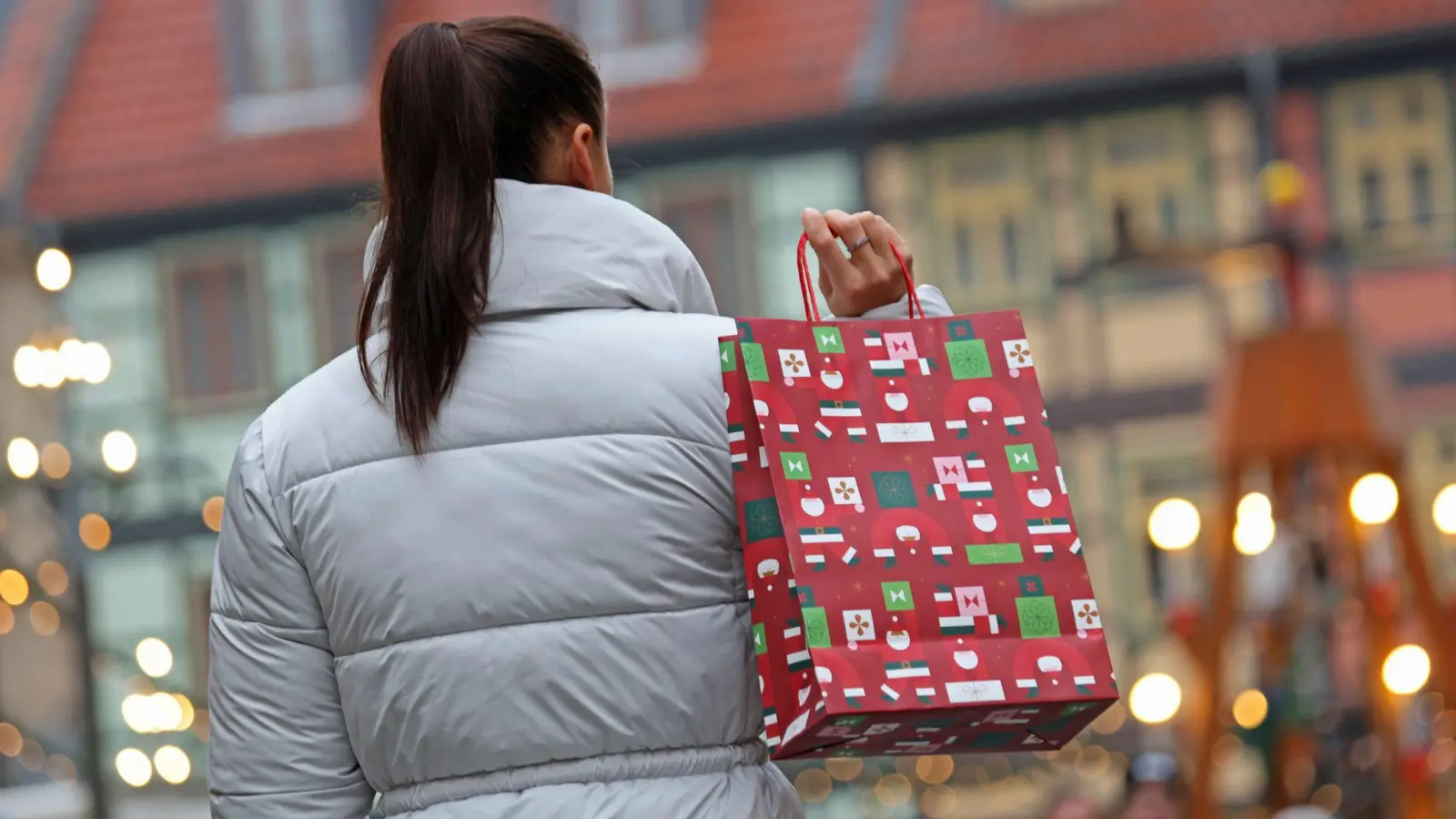 Die meisten Menschen geben laut Umfrage Geschenke zurück, die nicht gefallen. (Foto: Matthias Bein/dpa)