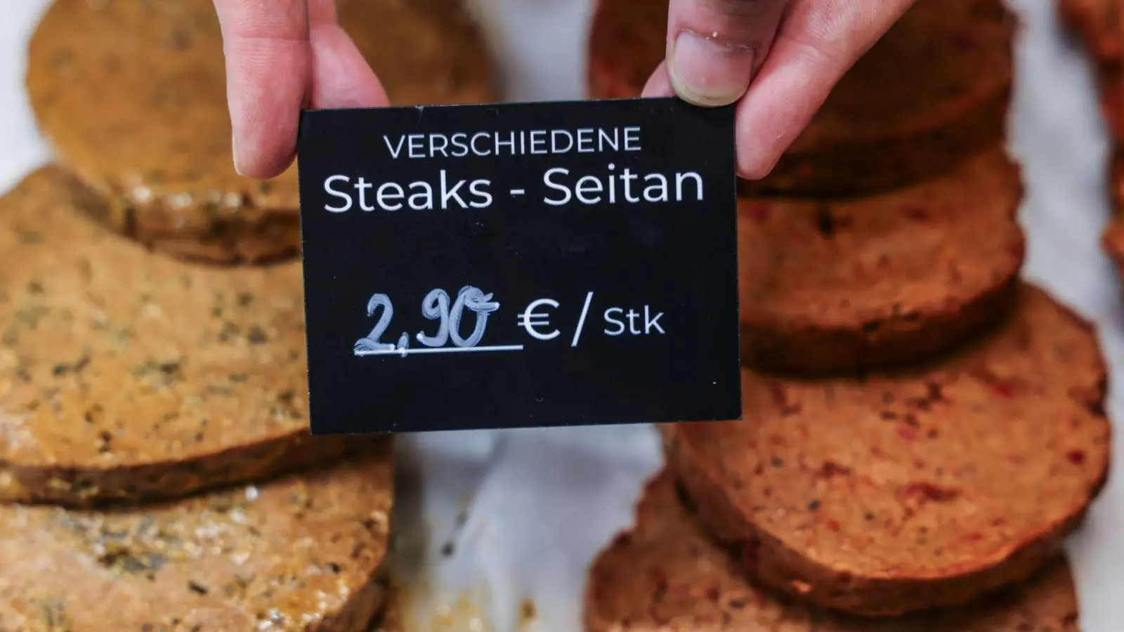 Aus Seitan - also hauptsächlich aus Weizen-Eiweiß - bestehende Scheiben dürfen künftig nicht mehr „Steak“ heißen. (Symbolbild) (Foto: Oliver Berg/dpa)