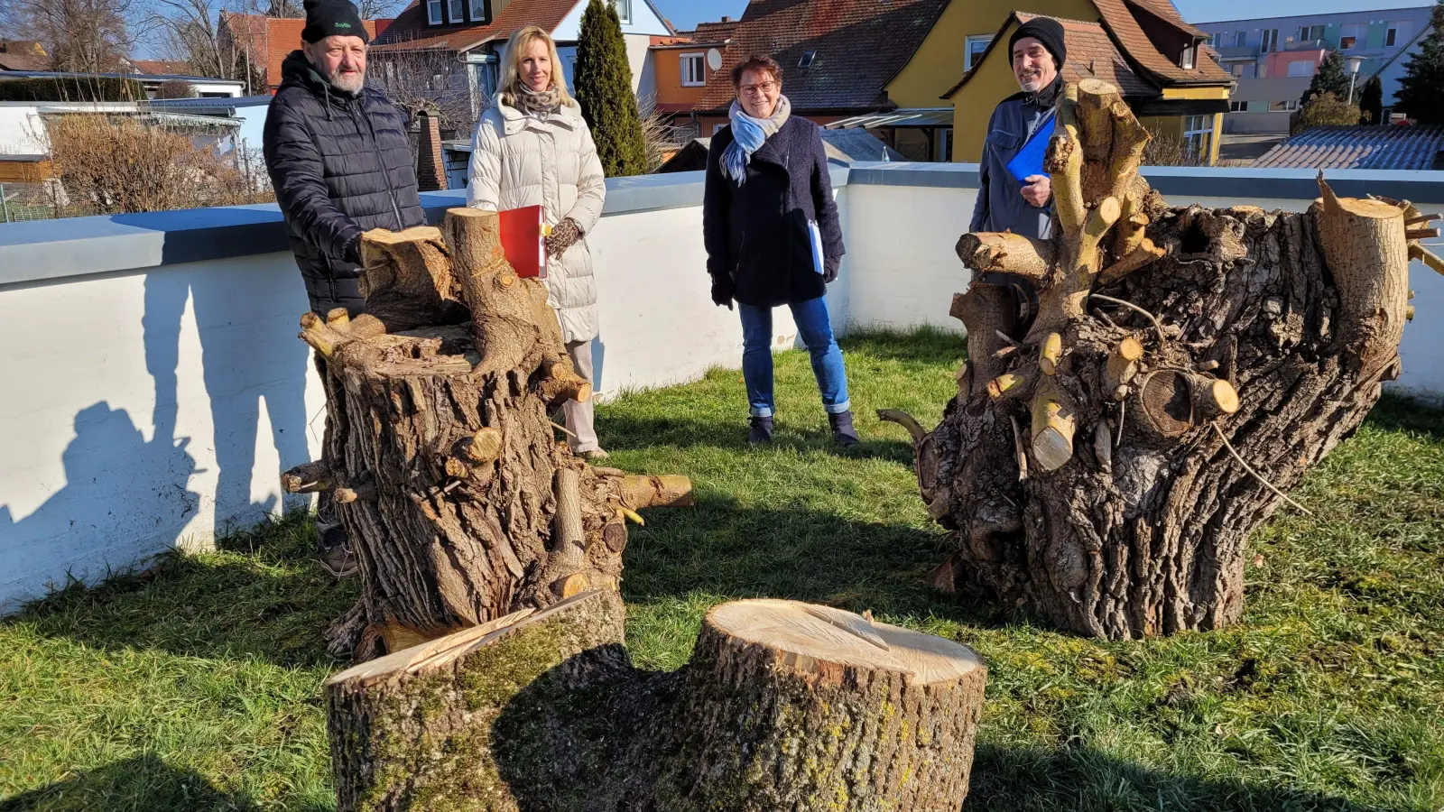 Dass es nach eingehender Prüfung nicht möglich gewesen sei, die Bäume zu erhalten, bedauern (von links): Gerhard May vom Kirchenvorstand und Friedhofsausschuss, Eva Stöhr von der Friedhofsverwaltung, Susanne Thürauf, Leiterin der Friedhofsverwaltung, und Friedhofsgärtnermeister Martin Schlosser. (Foto: Nina Daebel)