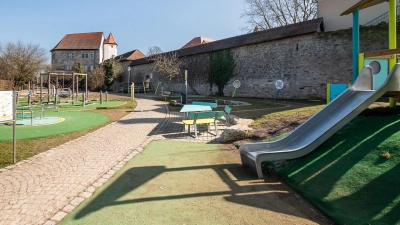 Spielspaß für alle Kinder – ob mit oder ohne Handicap – bietet der Spielplatz an der Neustädter Stadtmauer. Auch er konnte dank einer stattlichen Förderung realisiert werden. (Foto: Mirko Fryska)