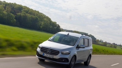 Mercedes bringt mit der T-Klasse eine neue Großraumlimousine auf den Markt - erstmals gibt es den Kombi auch als elektrischen EQT. (Foto: Mercedes-Benz AG/dpa-tmn)