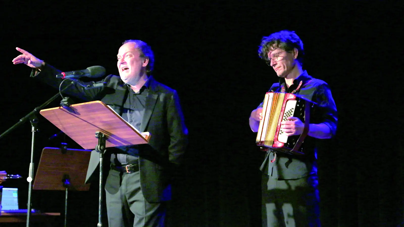 Der Schauspieler und Synchronsprecher Jens Wawrczeck (l.) wurde bei seiner Lesung von Jens Peter Pflug musikalisch begleitet. (Foto: Martina Kramer)