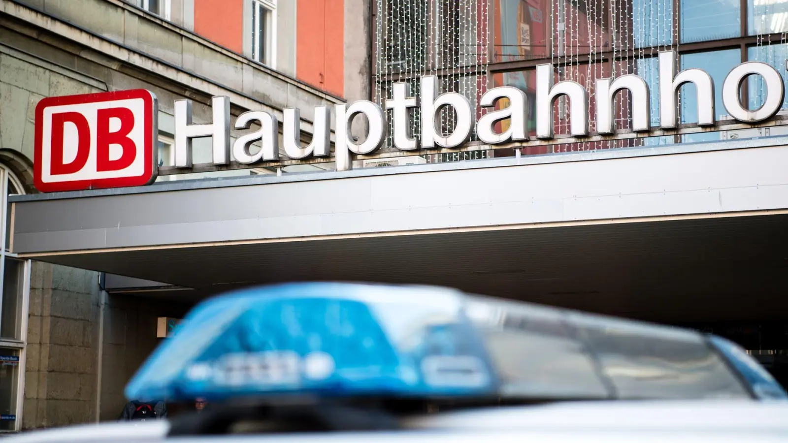 Als die Polizeibeamten am Münchner Hauptbahnhof eintreffen, hat der 19-Jährige die Gleise bereits verlassen. (Symbolbild) (Foto: Matthias Balk/dpa)