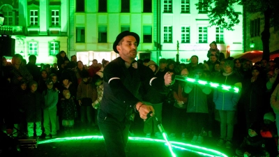 Allerorten waren in der Altstadt Straßenkünstler zu entdecken, um die sich stets viele große und kleine Zuschauer versammelten. (Foto: Evi Lemberger)