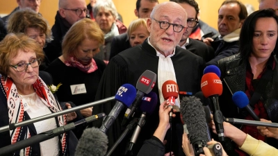 Alain Jakubowicz (M), ein Anwalt der Vereinigung „AF447 Help and Solidarity“, spricht nach dem Urteilsspruch vor dem Gerichtssaal in Paris zu Journalisten. (Foto: Michel Euler/AP/dpa)