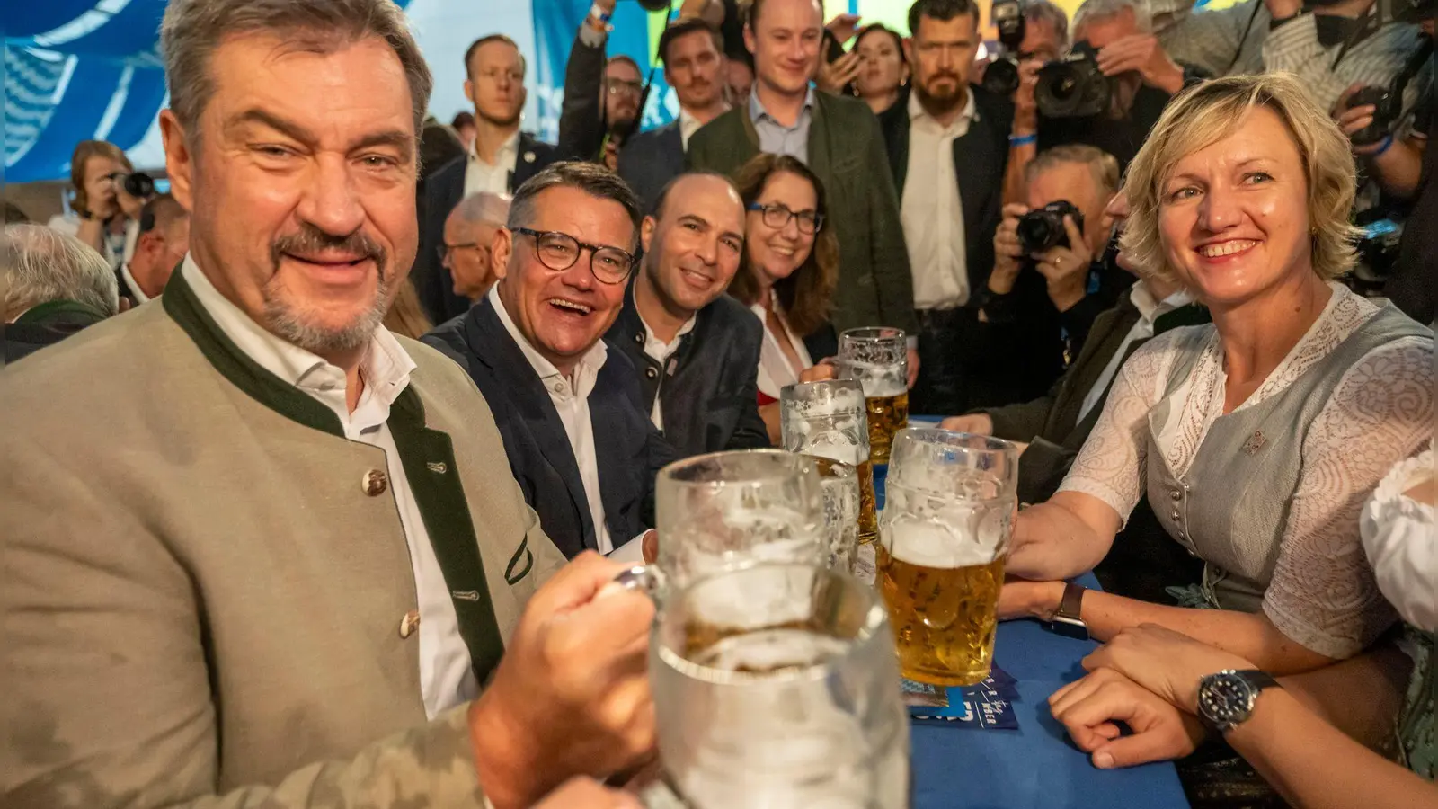 Bayerns Ministerpräsident Markus Söder zusammen mit seinem hessischen Amtskollegen Boris Rhein beim Politischen Frühschoppen Gillamoos. (Foto: Peter Kneffel/dpa)