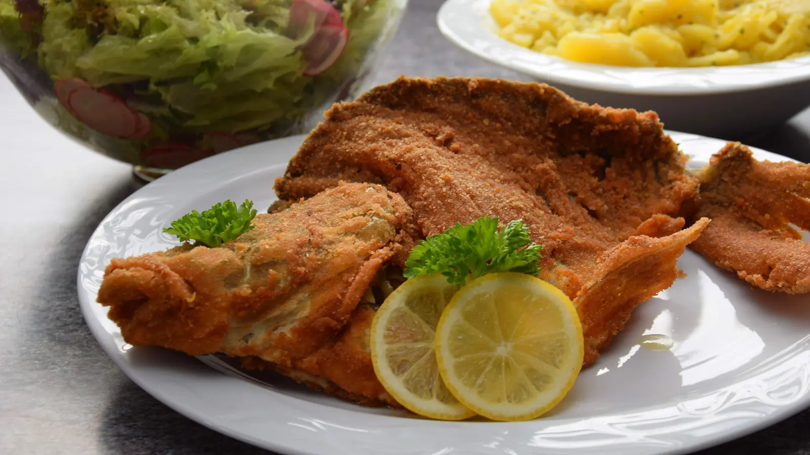 Gebacken, mit Kartoffelsalat und grünem Salat, schmeckt der gebackene Karpfen besonders lecker. Doch in welcher Gaststätte wird er am besten zubereitet? (Foto: Florian Schwab)