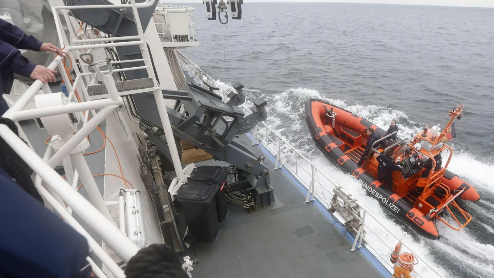 Die Bundespolizei simuliert mit einem Schlauchboot einen Piratenangriff. (Foto: picture alliance / dpa)