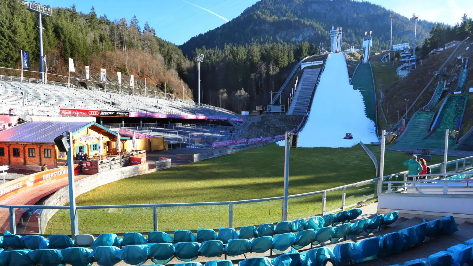 Mittlerweile kein seltenes Bild: Kunstschnee beim Skispringen in Oberstdorf. (Foto: Karl-Josef Hildenbrand/dpa)