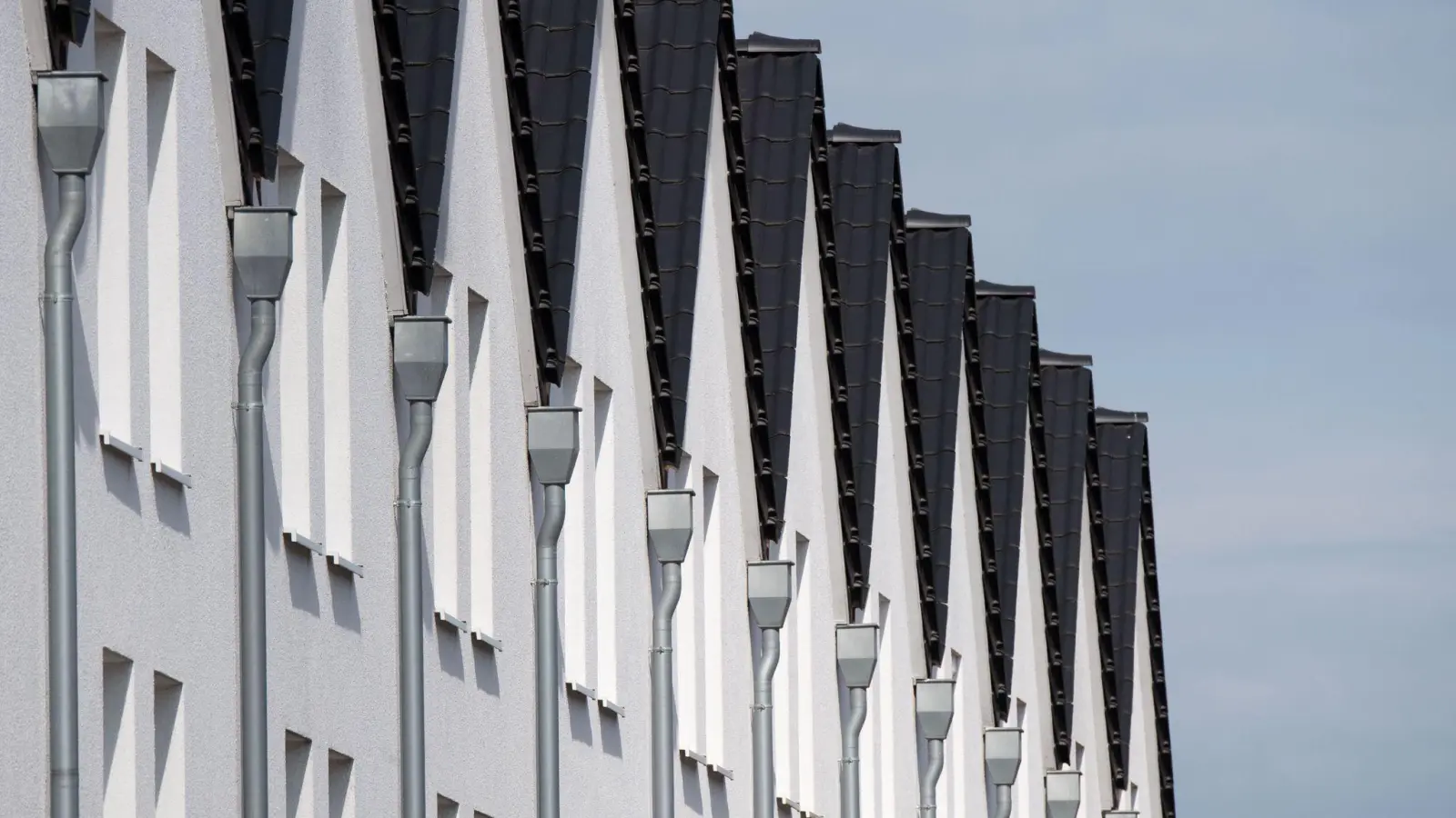 Reihenhäuser stehen in einem Neubaugebiet. In einem solchen Wohnszenario sollte nicht eigenmächtig ein Loch in die Wand gebohrt werden. (Foto: Julian Stratenschulte/dpa)