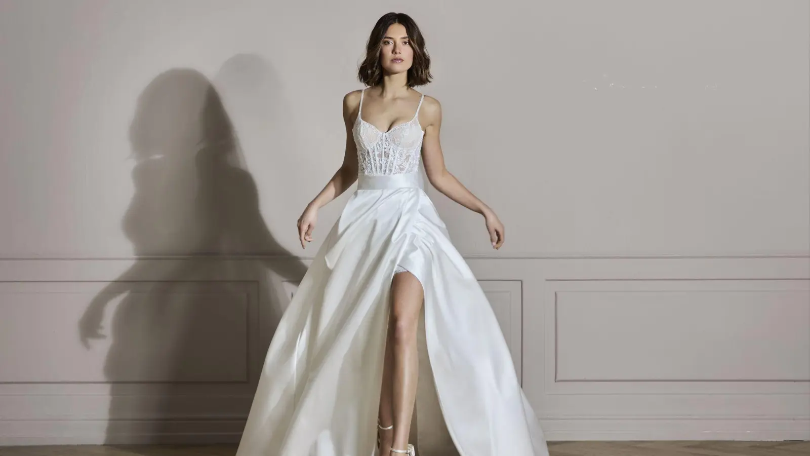 Anderer Rock zum Oberteil gewünscht? Wer mag, kann einzelne Teile des Braut-Outfits je nach Wunsch neu zusammenfügen. Das Stichwort: Mix &amp; Match. Hier ein Beispiel von Diamonds by Lilly. (Foto: Diamonds by Lilly/dpa-tmn)