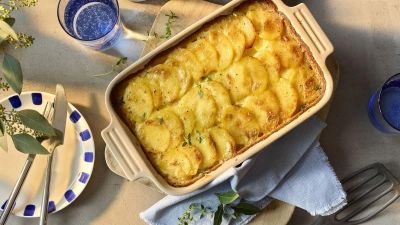 Das Gratin Dauphinois eignet sich als Beilage zu Fleisch, Fisch oder Gemüse sowie als Hauptgericht. (Foto: KMG/die-kartoffel.de/dpa-tmn)
