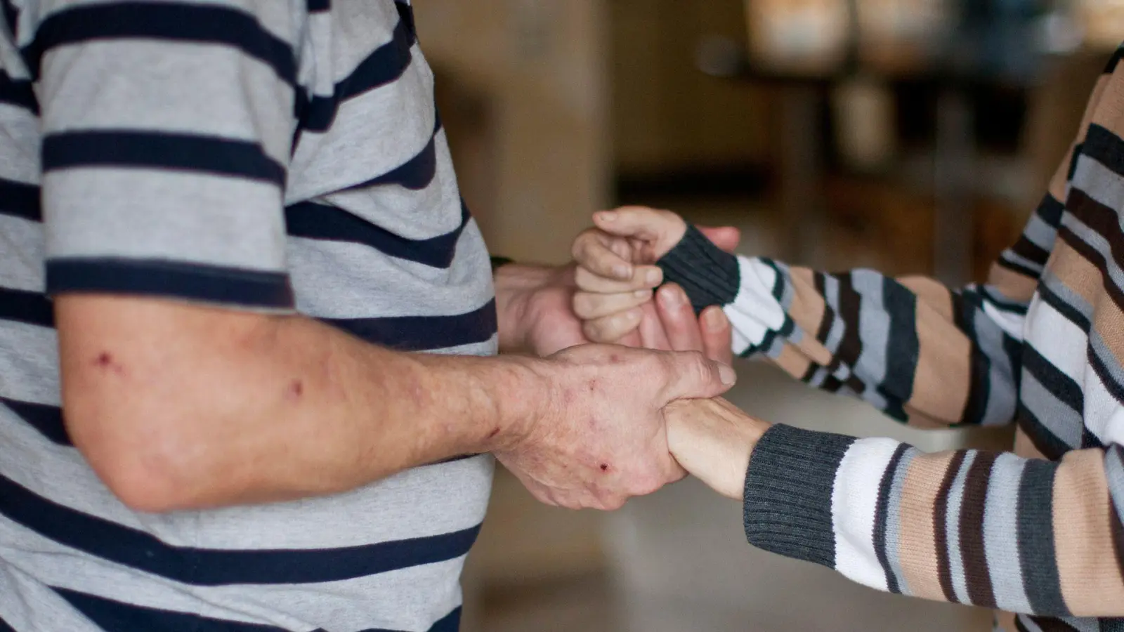 Auch wenn es schwerfällt: Aggressives Verhalten bei Alzheimer-Patienten ist krankheitsbedingt. Angehörige sollten ruhig bleiben, tief durchatmen, und in kurzen, klaren Sätzen sprechen. (Foto: Oliver Killig/dpa-tmn)