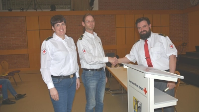 Rainer Bullmer (Mitte) führt die Kreisbereitschaft im Landkreis weitere vier Jahre. Seine Stellvertreterin heißt Isabell Paulus (links). Einer der ersten Gratulanten war Dr. Piotr Heckel, der die Wahl leitete. (Foto: Anita Dlugoß)