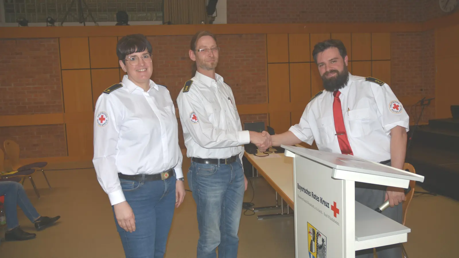 Rainer Bullmer (Mitte) führt die Kreisbereitschaft im Landkreis weitere vier Jahre. Seine Stellvertreterin heißt Isabell Paulus (links). Einer der ersten Gratulanten war Dr. Piotr Heckel, der die Wahl leitete. (Foto: Anita Dlugoß)