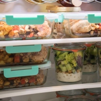 Meal Prep: Erhitzte Speisen halten sich im Kühlschrank höchstens drei Tage, Salate isst man am besten innerhalb eines Tages nach der Zubereitung. (Foto: Christin Klose/dpa-tmn)