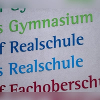 Die Auswirkungen der frühen Trennung nach der vierten Klasse auf den Bildungserfolg waren Thema im Landtag (Symbolbild) (Foto: Peter Kneffel/dpa)