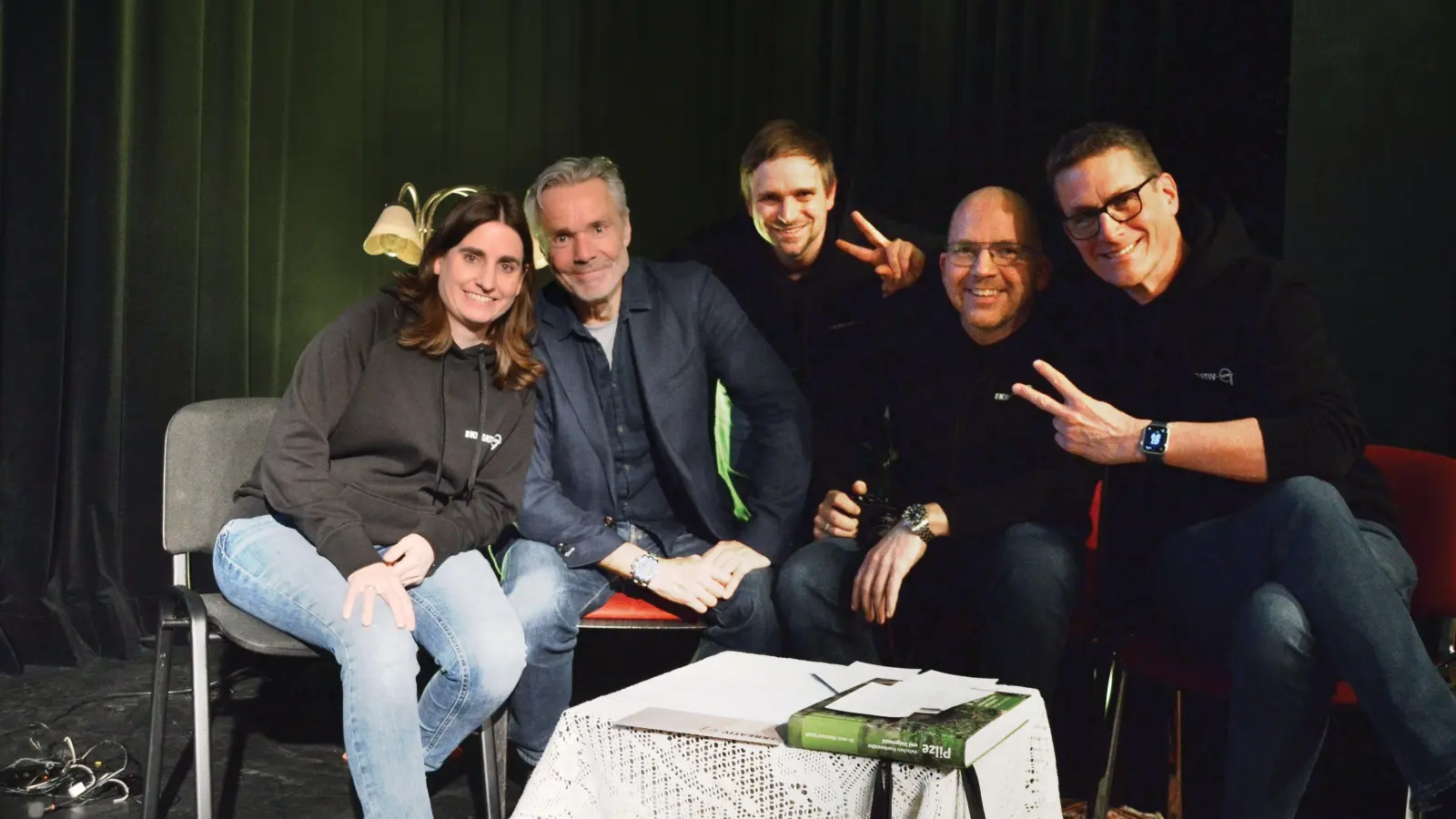 Vier WG-Genossen und ein Stargast (von links): Nadine Detzel, Hannes Jaenicke, Henrik Kubik, Andreas Riedel und Thilo Schulze. (Foto: Johannes Zimmermann)