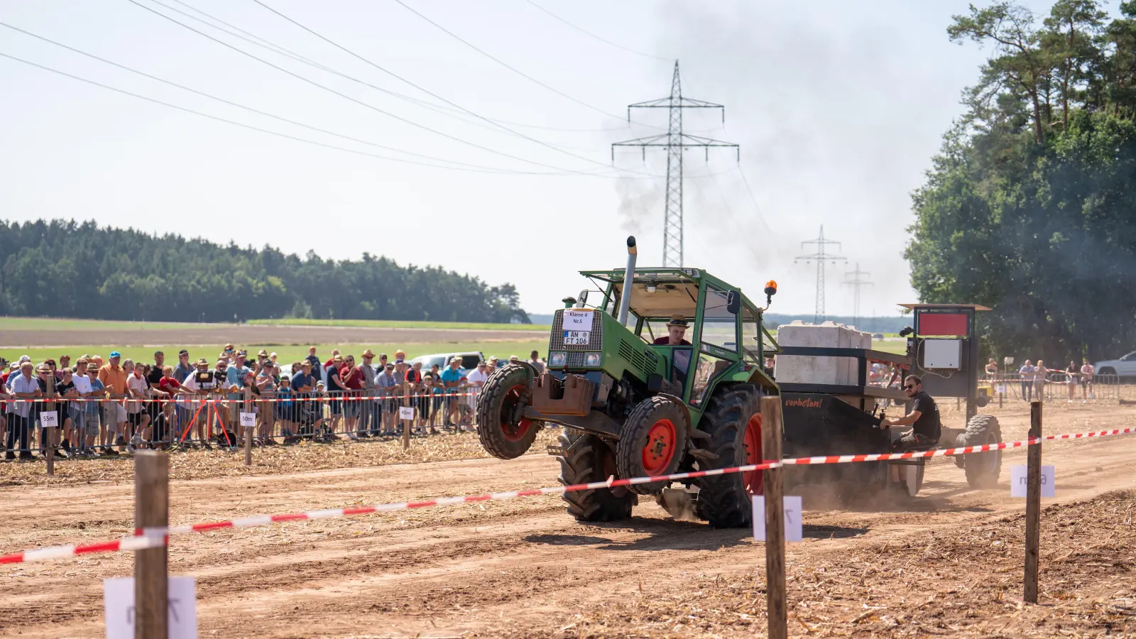 Ein großes Spektakel war das Bremswagenziehen beim Bulldogtreffen in Deffersdorf. Dabei feuerten viele Schaulustige entlang des Parcours die Fahrer an. (Foto: Erich Herrmann)