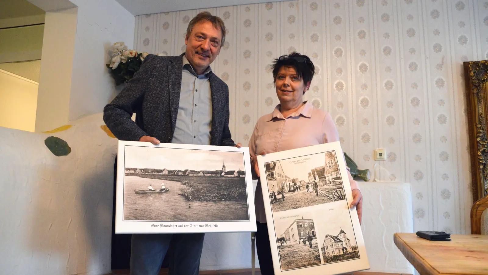 Uehlfelds Bürgermeister Detlef Genz hat historische Aufnahmen aus dem Ort an die Leiterin des Vitanas-Seniorencentrums Izabela Rosinski übergeben. (Foto: Johannes Zimmermann)