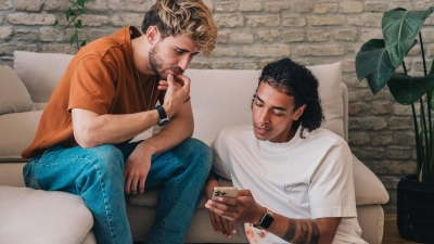 Besser noch mal mit Freunden besprechen: Klingen Anlagetipps im Netz zu lukrativ, um wahr zu sein, ist Vorsicht angesagt. (Foto: Zacharie Scheurer/dpa-tmn)