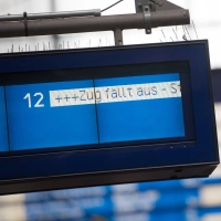 Wenn der Zug komplett ausfällt, gilt: Zugbindung weg – Reisende dürfen kostenlos eine andere Bahnverbindung nehmen oder das Ticket erstatten lassen. (Foto: Daniel Reinhardt/dpa/dpa-tmn)