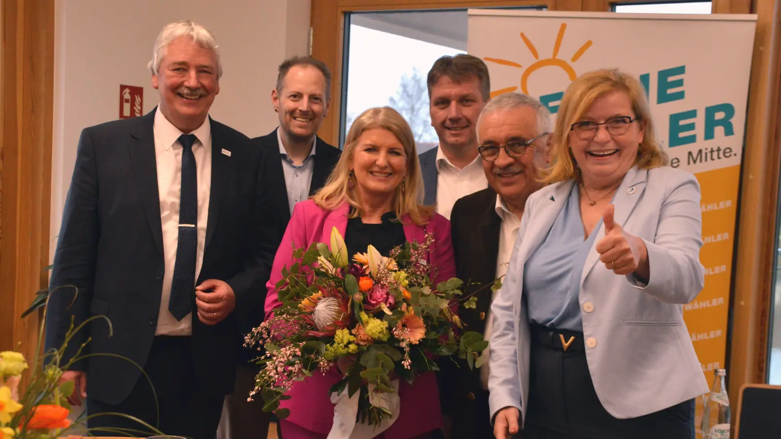 Gute Stimmung bei den Freien Wählern: Reinhard Streng, Andreas Scholz, Matthias Schwarz, Helmut Reiß und Gabi Schmidt (hinten von links) freuten sich zusammen mit Dr. Birgit Kreß (Mitte, in Pink). (Foto: Johannes Zimmermann)