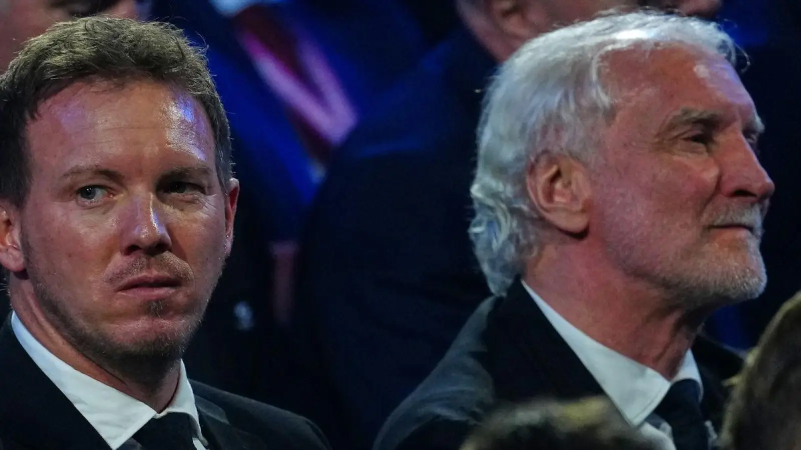 Julian Nagelsmann verfolgt die Auslosung an der Seite von Rudi Völler. (Foto: Jia Haocheng/POOL Xinhua/AP/dpa)