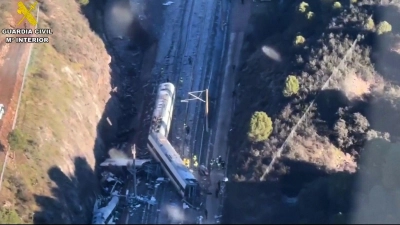 Bei einem der schwersten Zugunglücke in der Geschichte Spaniens gab es Dutzende Tote und viele Verletzte.  (Foto: -/Guardia Civil via AP/dpa)