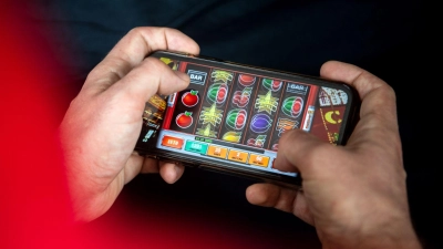 Anbieter von Online-Glücksspielen benötigen in Deutschland eine behördliche Erlaubnis. (Symbolbild) (Foto: Sina Schuldt/dpa)