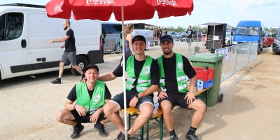 Ferhat, Andreas und Luca (von links) sind an der Einlass-Schleuse dafür zuständig, dass das Einchecken der Fans möglichst reibungslos läuft. Am Dienstag Vormittag ist die Lage entspannt. (Foto: Martina Haas)