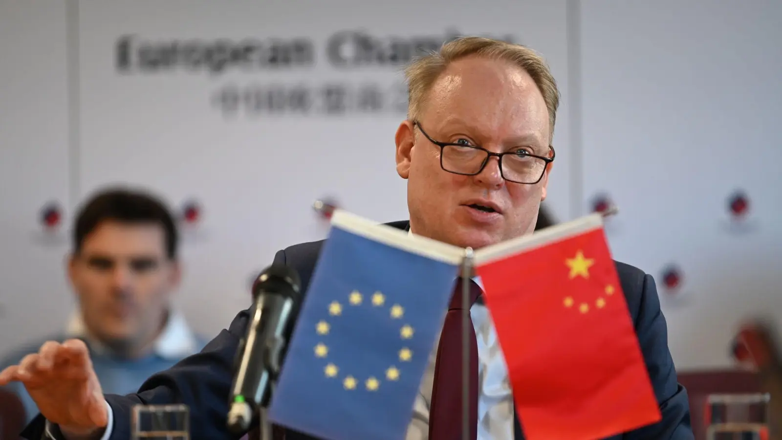 EU-Kammer-Präsident Eskelund warnte vor hohen Kosten und schwindender Effizienz, wenn EU-Firmen in Geschäft in China isolieren müssen. (Foto: Johannes Neudecker/dpa)