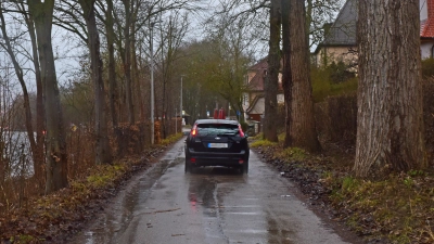 Die Rummelsberger Straße, die parallel zur Bundesstraße 14 verläuft, hat keinen Gehweg. Autos, die von der B14 abfahren, seien allzu oft schneller als mit Tempo 50 unterwegs, finden die Grünen. (Foto: Sarina Schwinn)