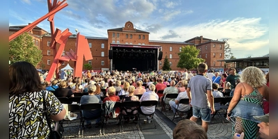 Ausverkaufter Campus am Freitag: Das Ansbach Open 2024 startet mit Martina Schwarzmann. (Foto: Susanne Pfahler)
