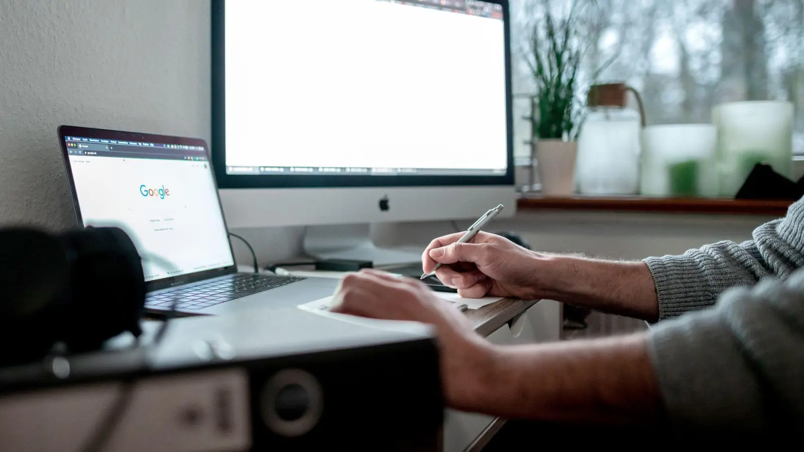 Überwachung im Homeoffice: Viele Arbeitgeber befürchten, dass im Homeoffice weniger gearbeitet wird und setzen technische Mittel zur Überwachung ein.  (Foto: Fabian Strauch/dpa)