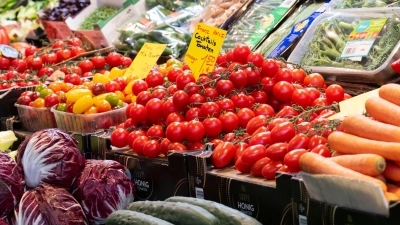 Je höher die Inflationsrate, umso geringer die Kaufkraft der Menschen: Sie können sich für einen Euro dann weniger leisten - zum Beispiel beim Lebensmitteleinkauf. (Foto: Boris Roessler/dpa)