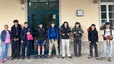 Zweite Bürgermeisterin Christine Rudolph-Weiß, zwei Betreuer und die sechs Jugendlichen aus der Evangelischen Schule Berlin Zentrum (von links). (Foto: Helmut Scheitacker)