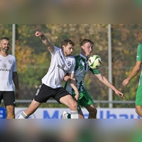 Mit 5:1 besiegte der FC/DJK Burgoberbach (rechts Theo Eyrisch) den VfB Schillingsfürst (Noah Lanzendörfer). Am Sonntag müssen die Burgoberbacher zum Spitzenspiel beim Tabellenzweiten SC Aufkirchen antreten, der VfB empfängt bereits am Samstag den FC Ezelsdorf. (Foto: Martin Rügner)